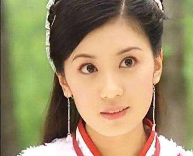 19岁父亲破产,35岁离婚被索千万,45岁贾静雯终将烂牌打成王炸