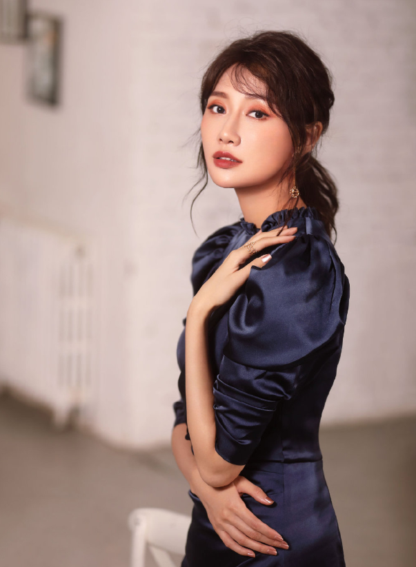 李斯羽唯美复古写真,尽显深沉高雅动人