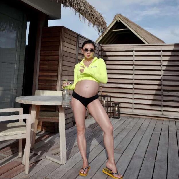 何雯娜快生了?罕见晒性感泳装照,除了肚子外根本不像怀孕的身材