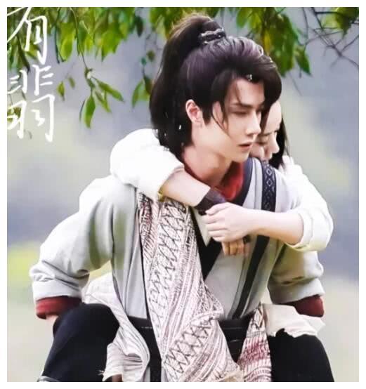 赵丽颖王一博片场聊天,男方跷二郎腿拿小风扇,微表情亮了