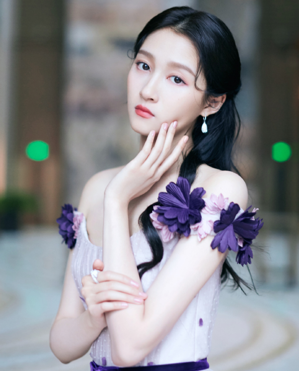 关晓彤花朵露肩长裙,优雅不失惊艳,好像"花仙子"
