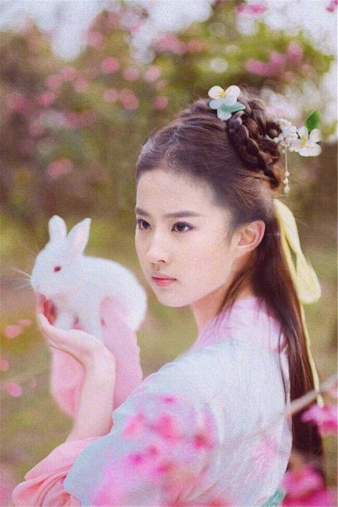 原来刘亦菲才是"嫦娥"的最佳人选,看清她抱兔子的样子