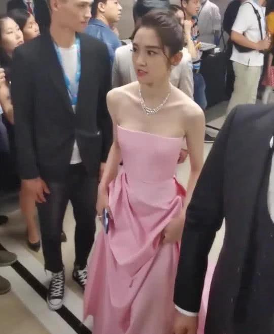 唐艺昕婚后"发育过猛"?身穿抹胸礼服长裙,难怪被张若昀宠成宝