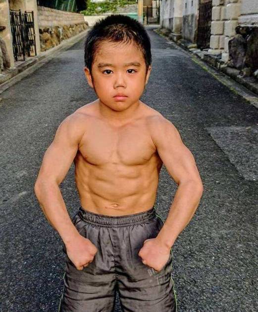 4岁立誓当"李小龙"的日本男孩,全身肌肉轰动一时,现在