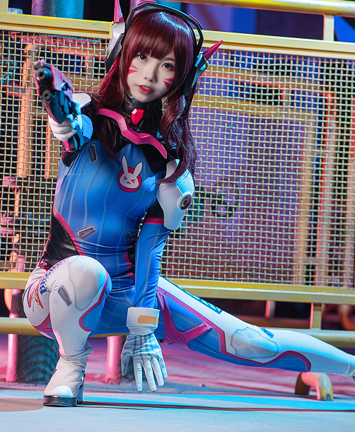 小姐姐cosplay《守望先锋》游戏角色dva,甜美十足