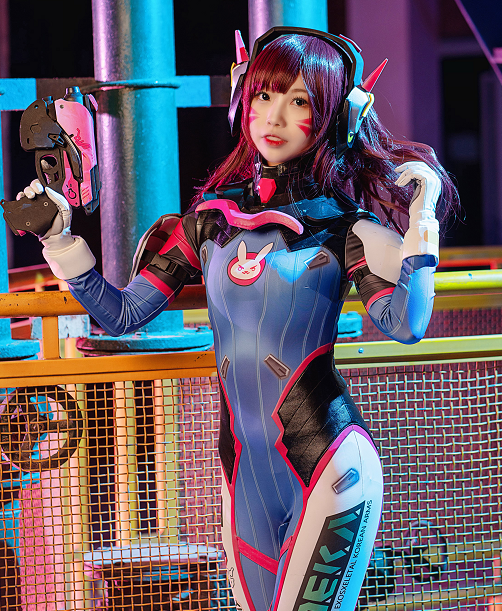 小姐姐cosplay《守望先锋》游戏角色dva,甜美十足