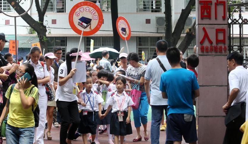 "中国式接送":以前的孩子可以自己上下学,为啥现在的孩子要家长接送?