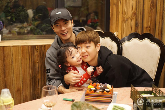 张丹峰一家齐聚 为小女儿张晞彤庆生