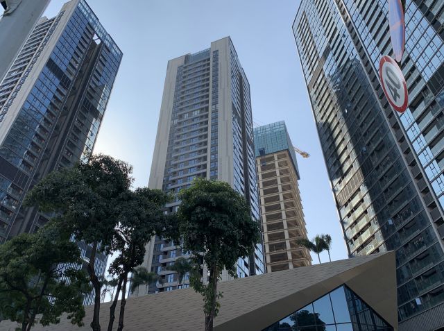 左边招商中环,右边深业泰富广场