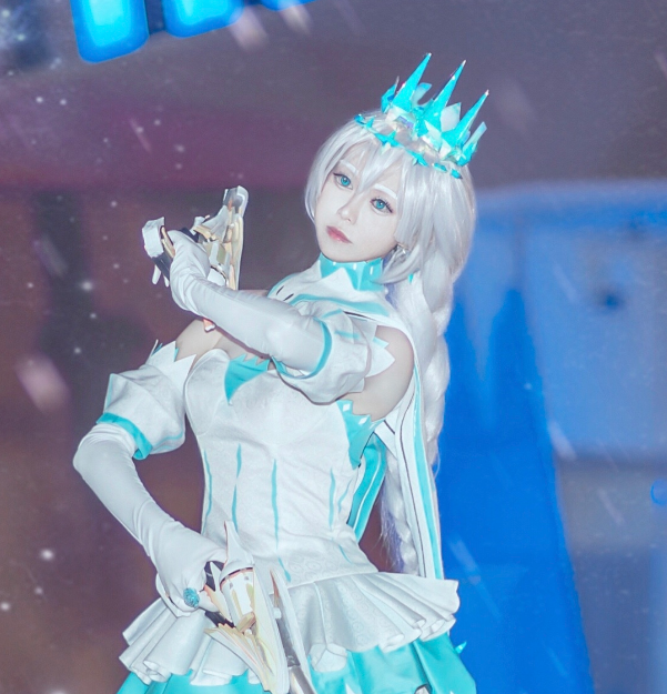 冬之公主《崩坏3》琪亚娜cosplay,深谙崩坏之道的战士