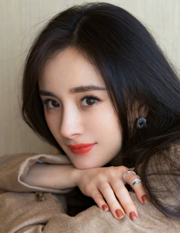 杨幂文艺风格写真,知性优雅大方.