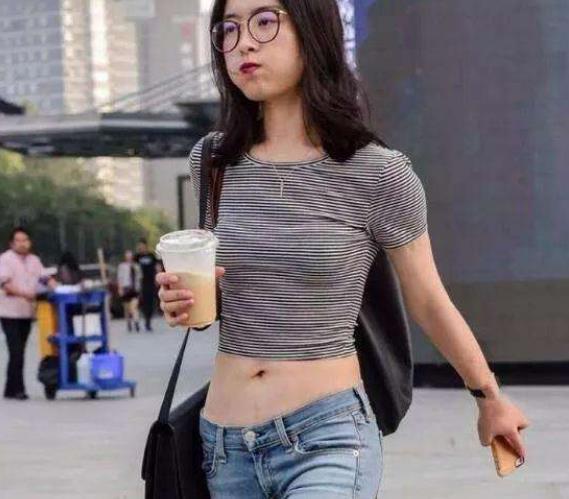 1.穿露脐装