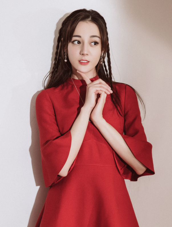 迪丽热巴红裙写真,少女散发无穷魅力