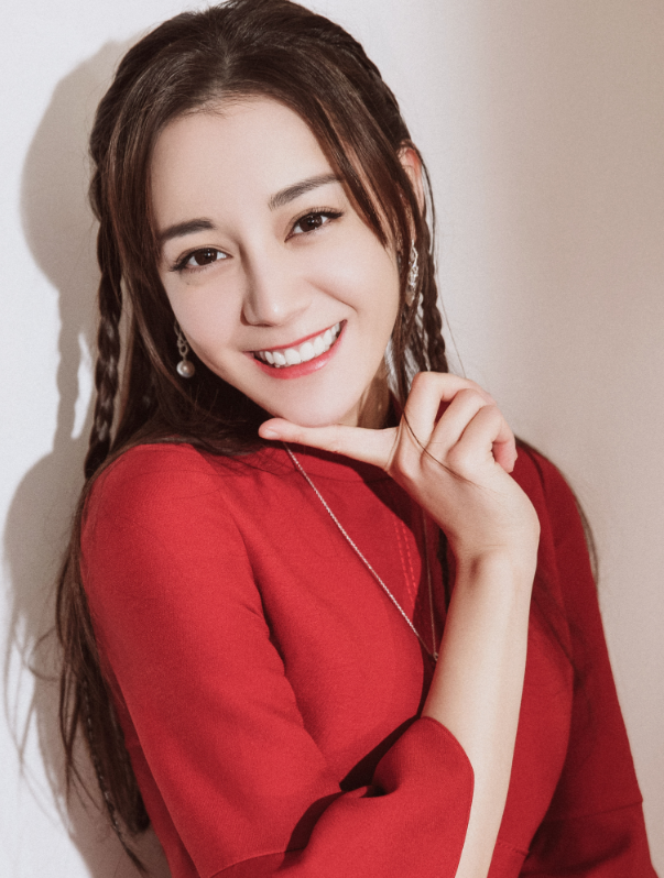 迪丽热巴红裙写真,少女散发无穷魅力