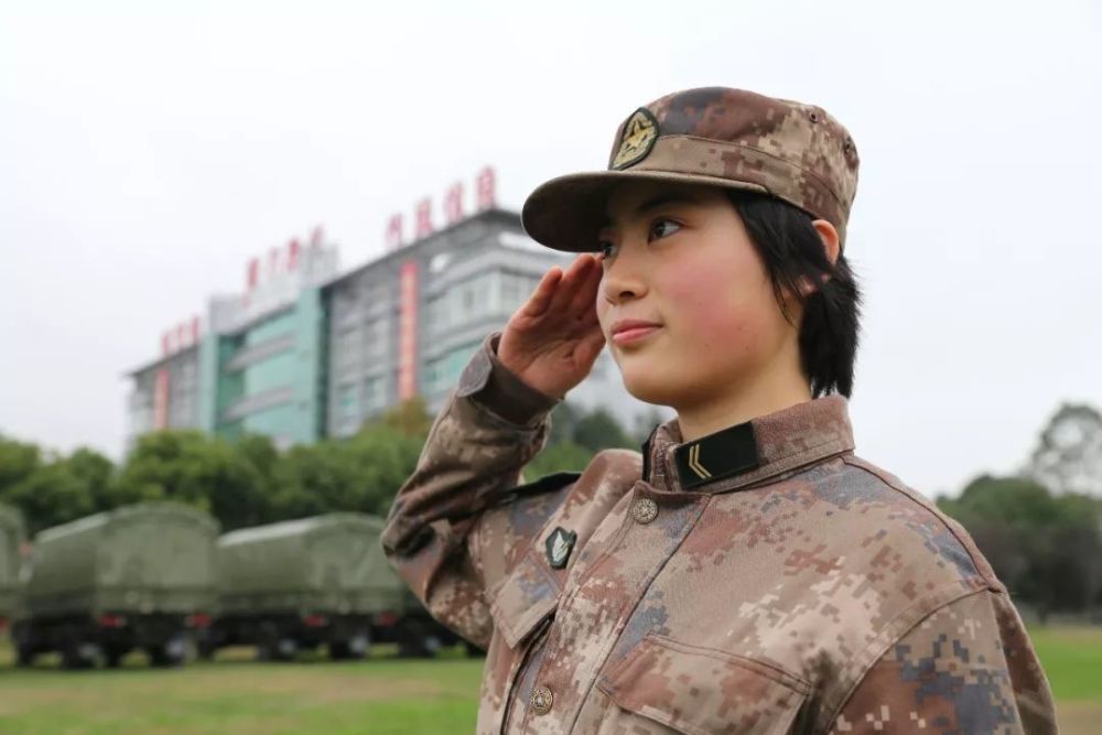 走进陆军女兵连