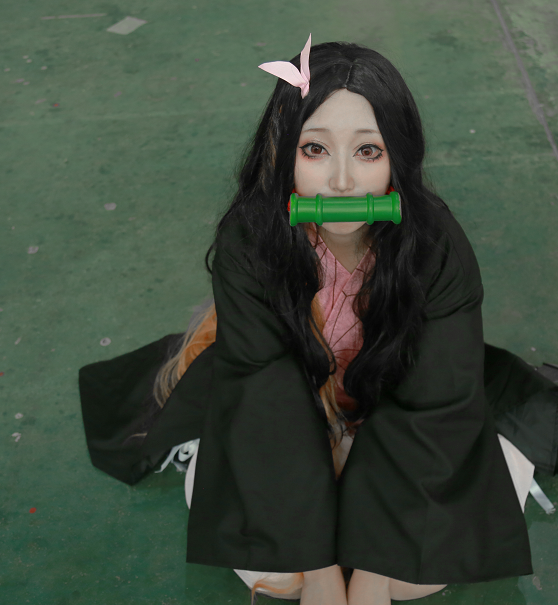 一对大眼睛配合呆萌的模样,女孩把祢豆子cos的十分可爱.