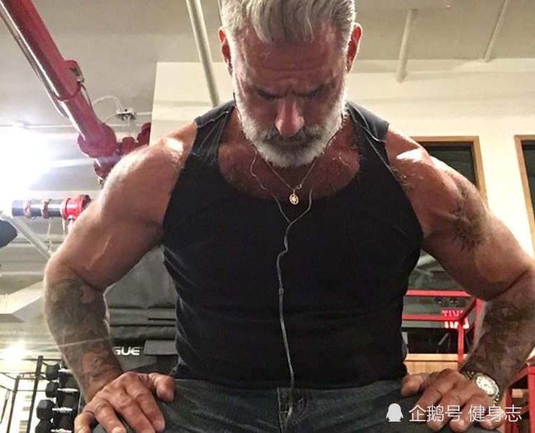 60岁的肌肉男给出完美诠释
