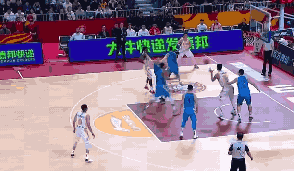 比赛回顾首节比赛,林书豪率先命中三分,翟晓川连得5分,林书豪投篮再中