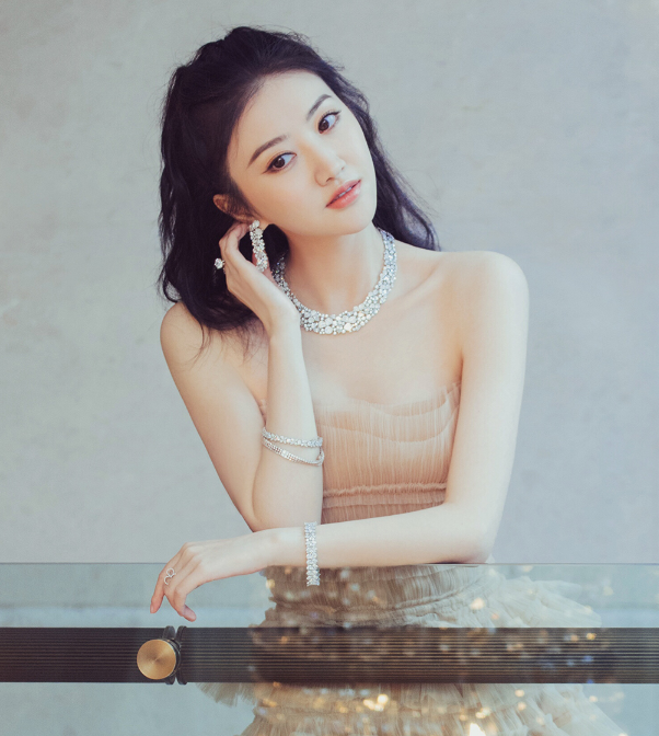 景甜长相清纯甜美,肤如凝脂,清新靓丽迷人.