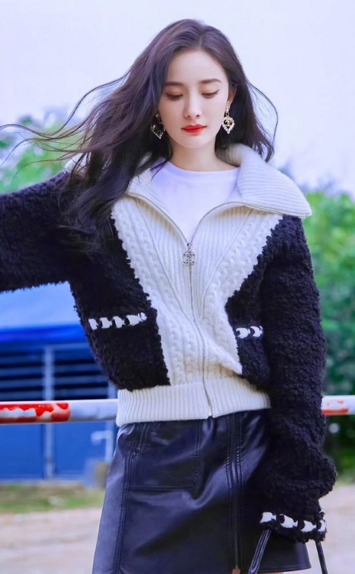 杨幂精美壁纸,清新优雅,尽显成熟迷人风韵