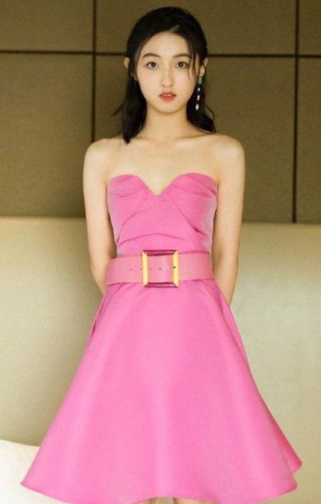 18岁的张子枫,穿粉色抹胸裙亮相秀香肩,瘦下来真是美!