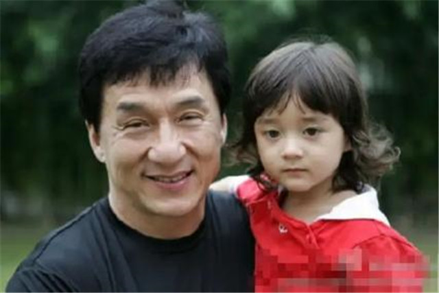 曾与成龙搭档《宝贝计划》的宝宝,如今14岁:五官精致的混血少年