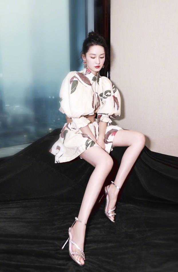 李沁罕见穿一件旗袍,扭腰身段极佳,终于明白直男为什么爱她了