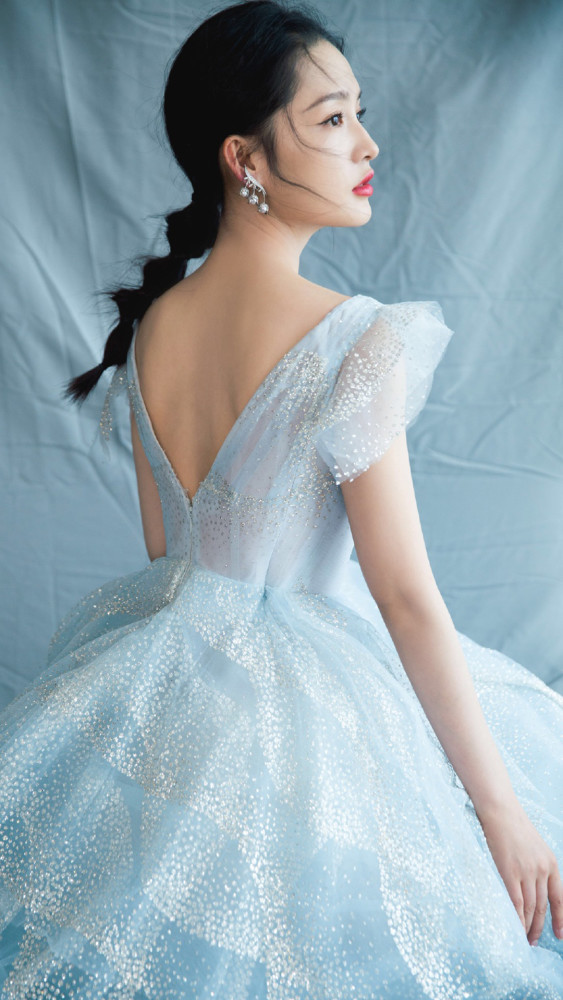 仙气迷人内地影视演员美女明星李沁浅蓝色蕾丝连衣裙浪漫写真