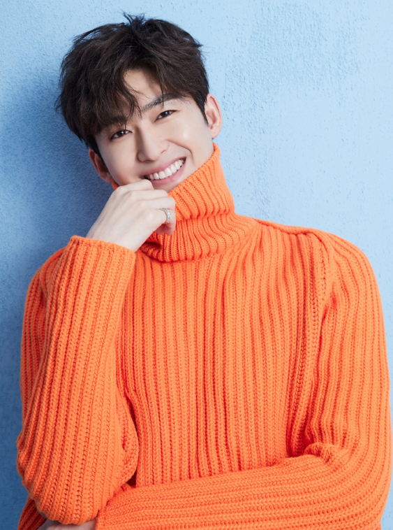 张翰清爽高清写真照,身着橘黄色毛衣,尽显型男魅力
