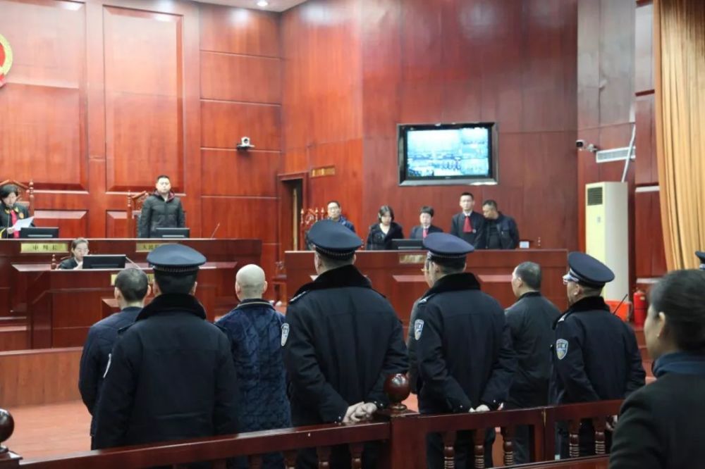 锦州市凌河区检察院提起公诉的周某等5人涉黑案件一审