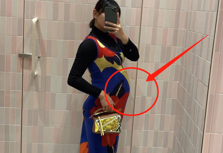 何雯娜的孕肚照意外走红,大秀怀胎马甲线,不愧是"最强