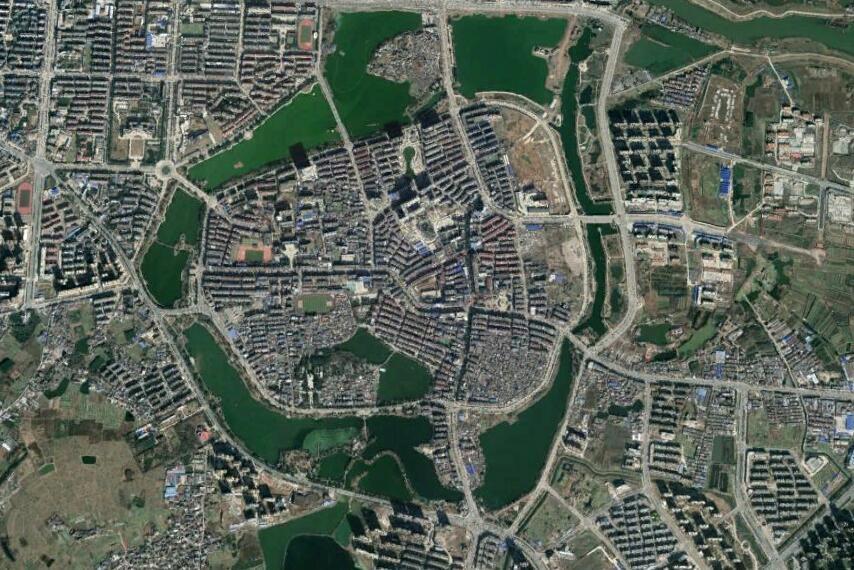 卫星上看安徽无为市:拥有高铁站,老城四面环水,景观独特