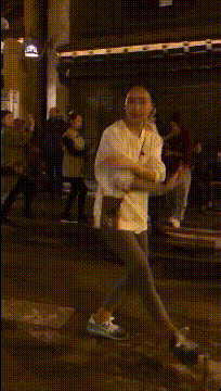 搞笑gif:这样的一匹野马,不是一般人能驾驭的了的