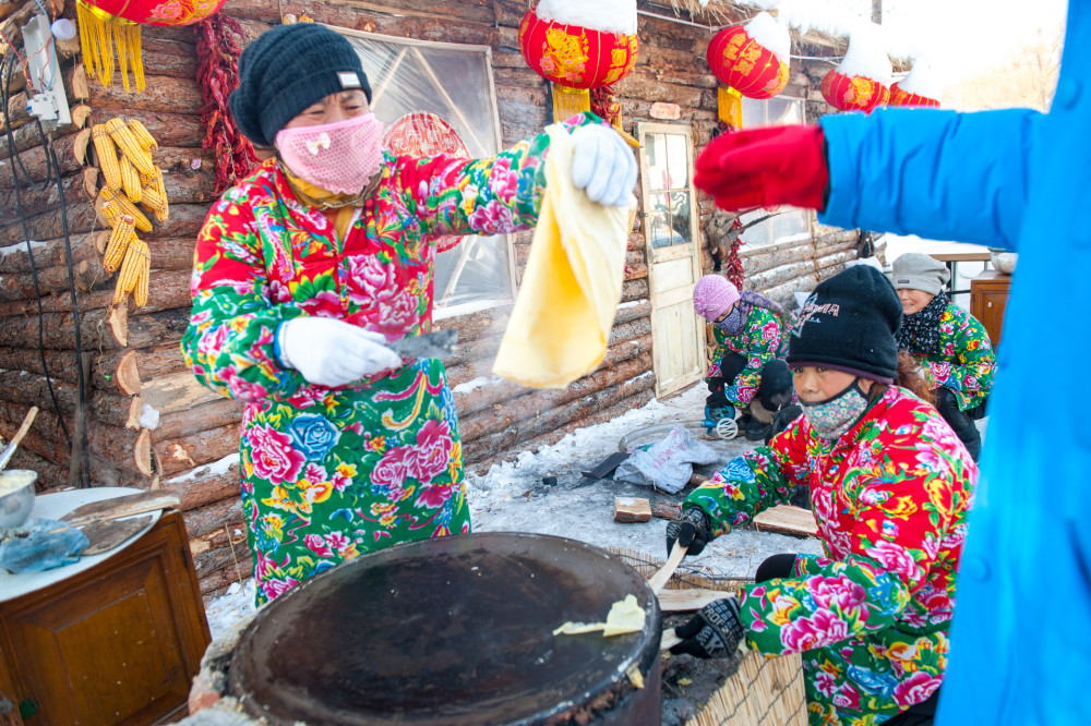 零下20℃黑龙江村子,女人穿老式花棉袄,冻货扔地上鱼挂着按条卖