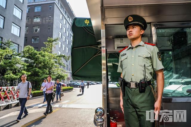 7月30日,八一建军节前夕,武警战士在国家发展改革委站岗.