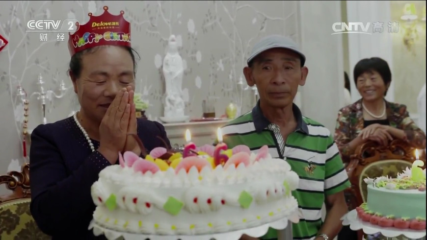 刘强东回老家给母亲过生日 奶茶妹带孩子在美