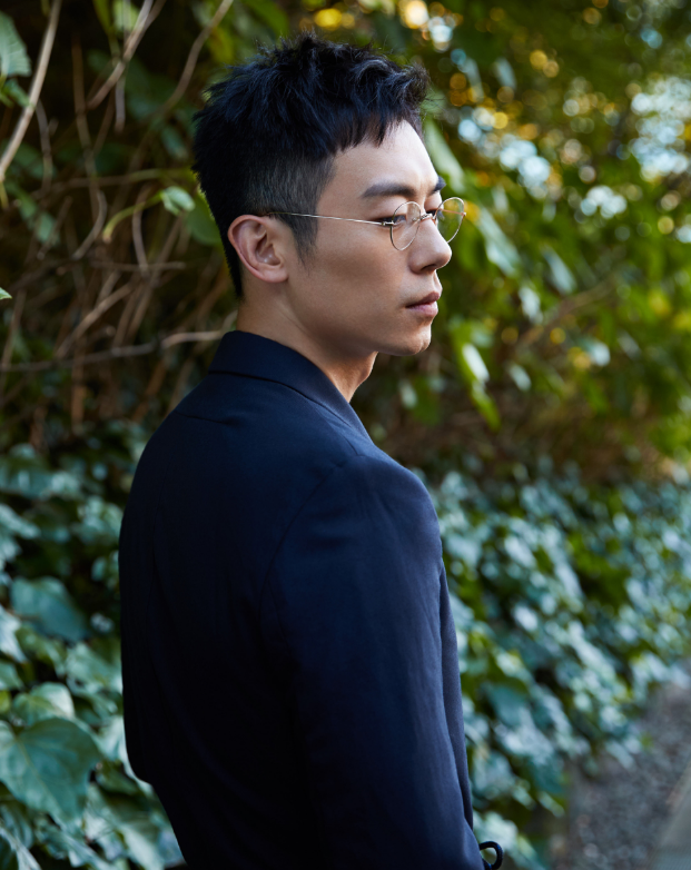 朱亚文高清文艺写真照,身着精致西装,散发型男魅力
