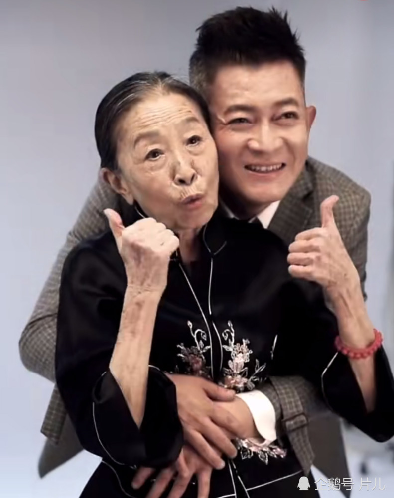 老戏骨张少华与青年演员杨志刚罕见同框,画面温馨,犹如母子
