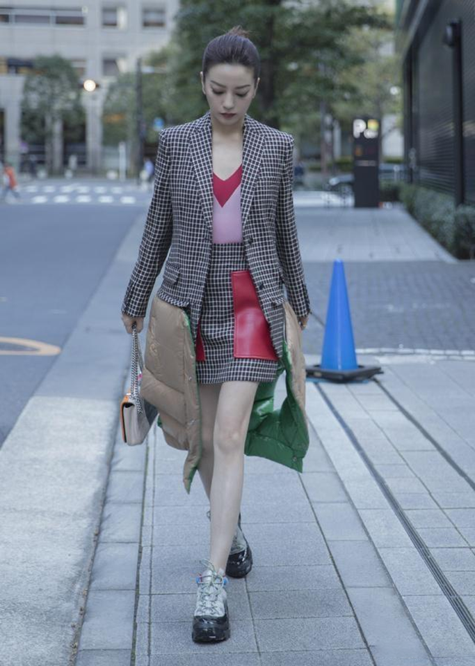 43岁赵薇真是绝了,穿西装配超短裙好性感,这