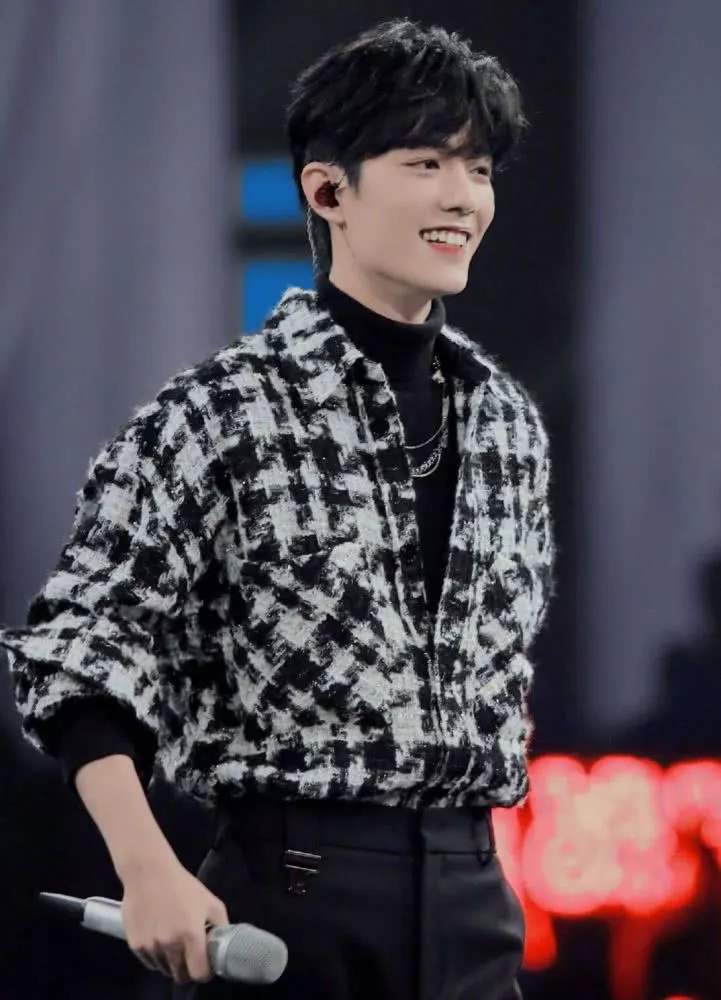 肖战又在工装裤里塞衬衫,这穿搭一般人真心hold不住