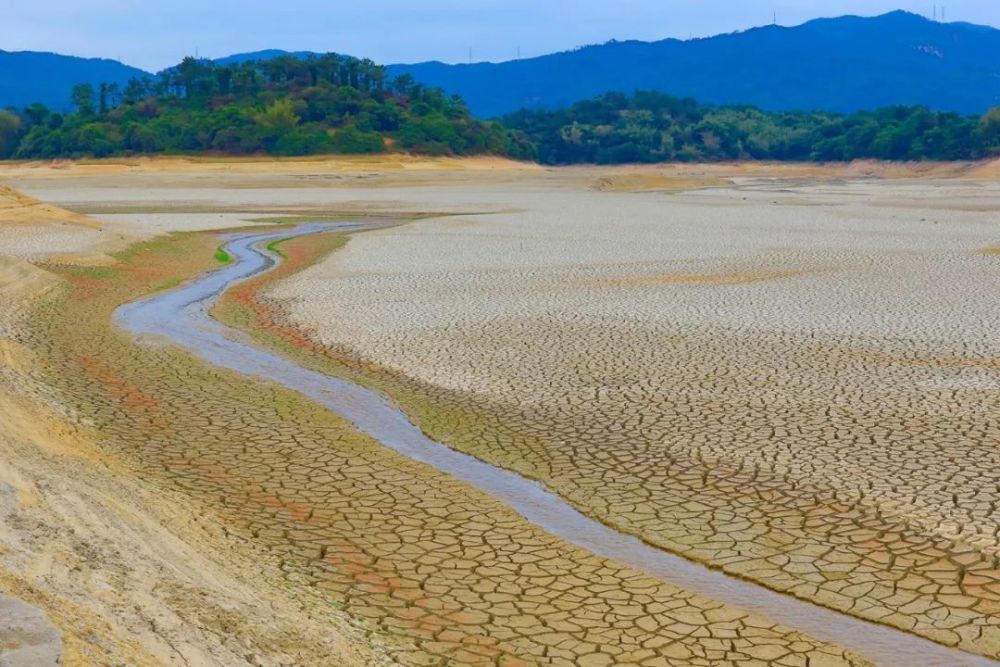 福源水库干涸古村遗址再现,曾经为兴修水利他们举村搬迁