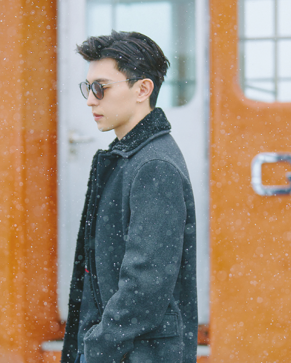 邓伦雪中酷黑造型写真图片,独具辨识度的脸,让人一见难忘