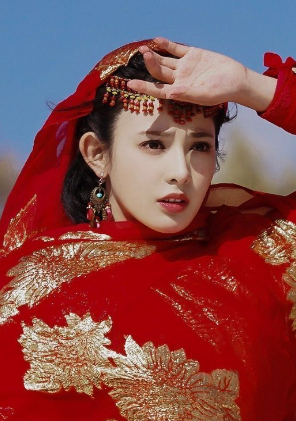 女星异域造型大赏:东宫女鹅大漠红纱,18岁的杨幂灵动少女!