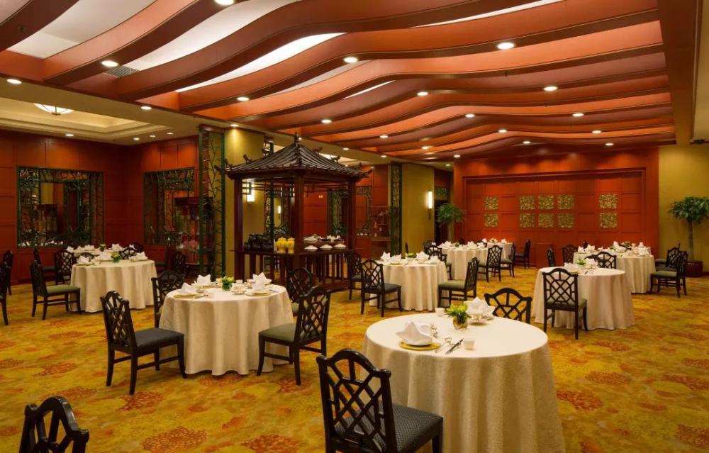 在哈尔滨香格里拉大酒店中,可以在香宫中餐厅品尝热气腾腾的东北铁锅