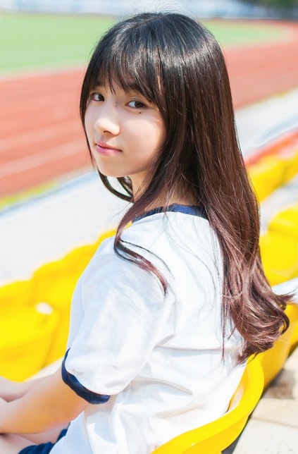 清纯女孩校园操场写真,青春阳光,充满少女活力
