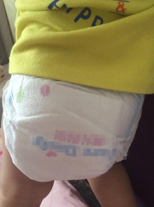 3岁女儿睡前穿的纸尿裤,醒来却换了样,父母观察监控不