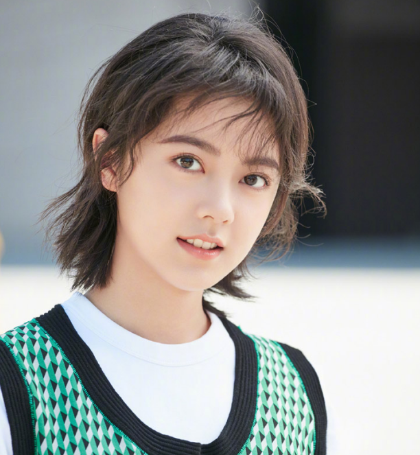 赵今麦时尚写真,清新靓丽,尽显少女气息