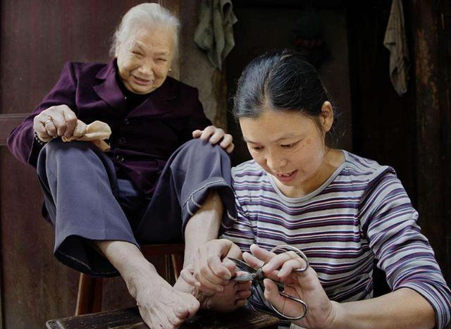 人老了才恍然大悟,不管生多少个孩子,最孝顺的永远是这一个