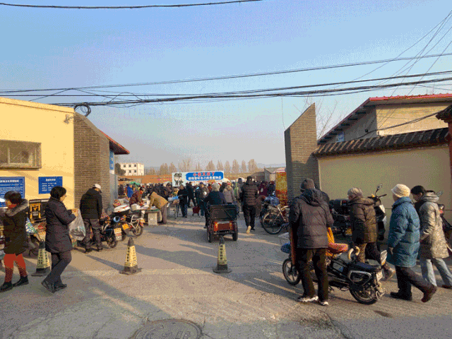 早市就在西北五环边上紧邻西山国家森林公园南门它位于海淀区香山南路
