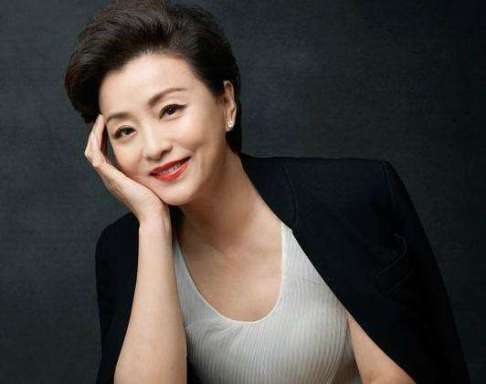 51岁"央视才女"杨澜近照,二婚嫁富豪老公,女儿长得比她还美